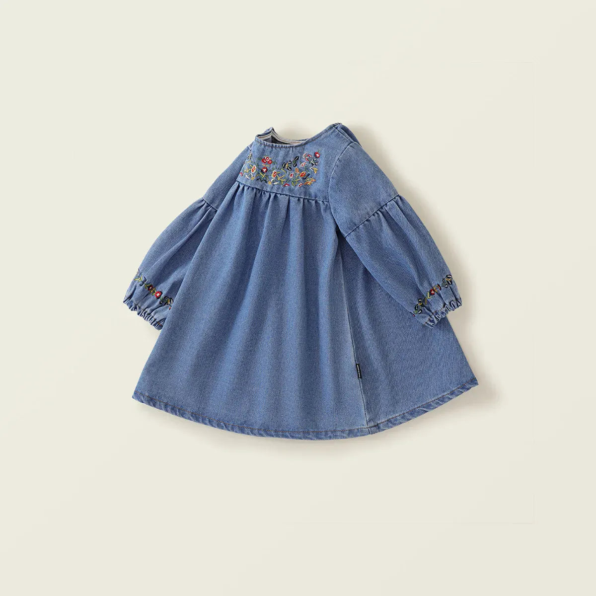 青いデニムのキッズワンピース、花刺繍のフリル切替と裾ギャザー
