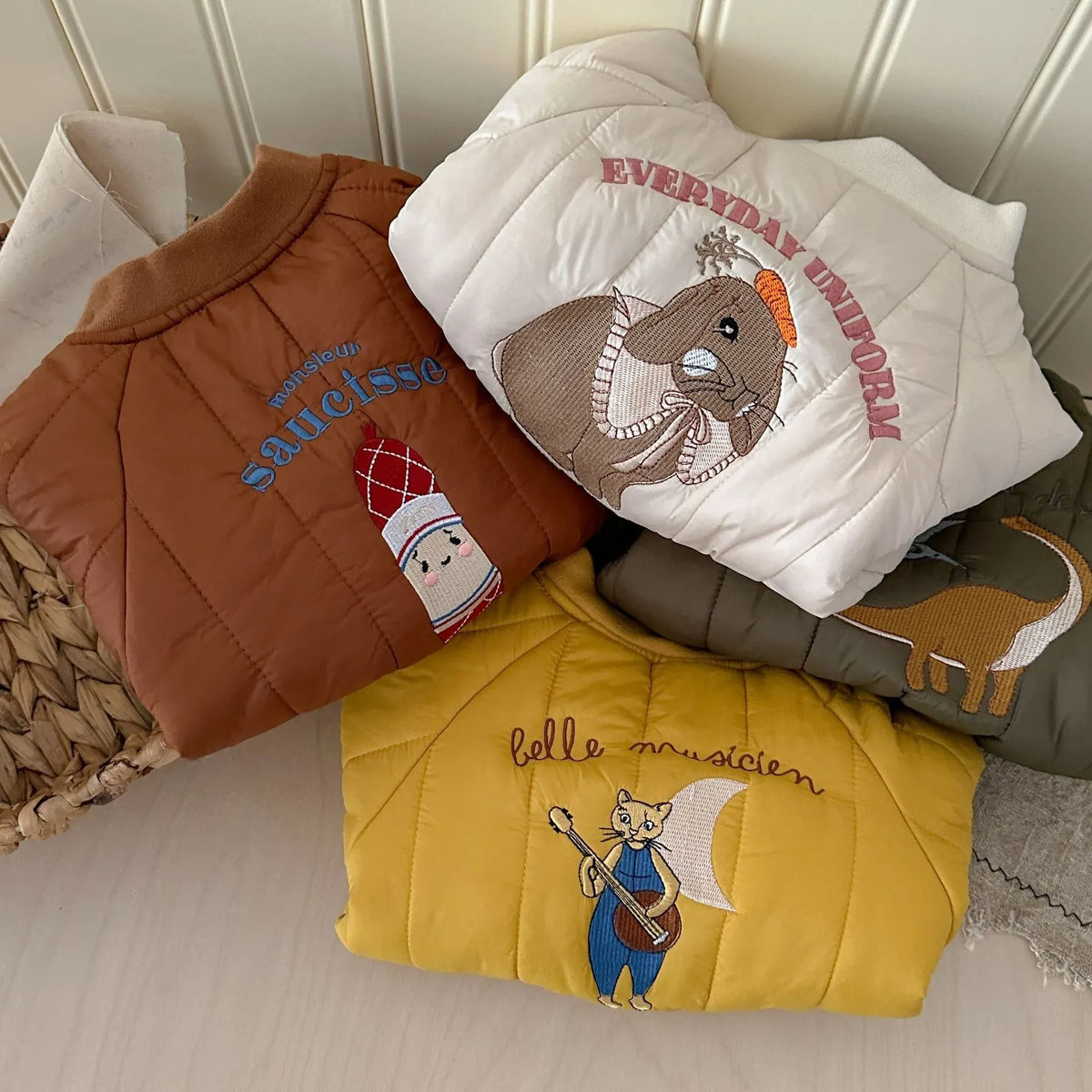 ベビーキッズ キルティングブルゾン ブラウン・ホワイト 背面動物刺繍