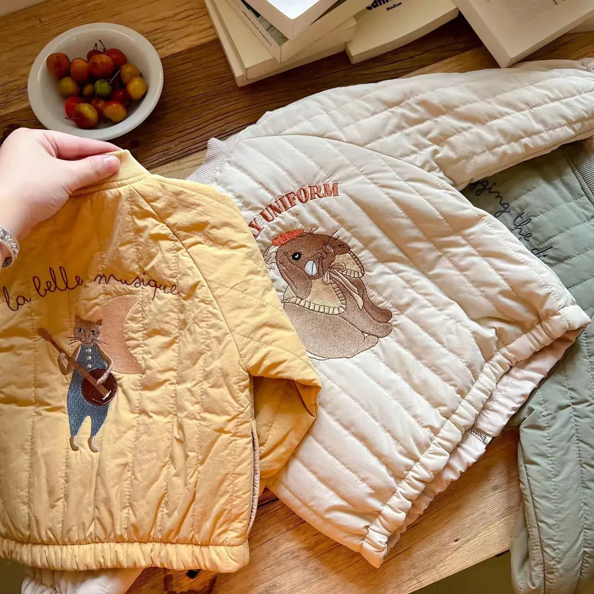 ベビーキッズ キルティングブルゾン クリーム 背面のクマ刺繍