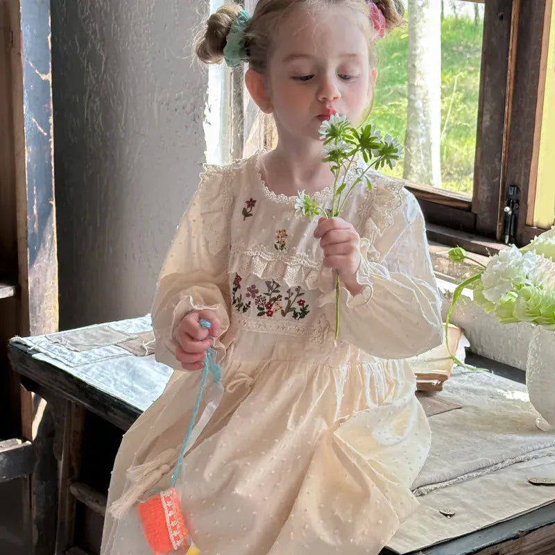 生成りのキッズ長袖ワンピース、花刺繍とレースフリルのプリンセス風