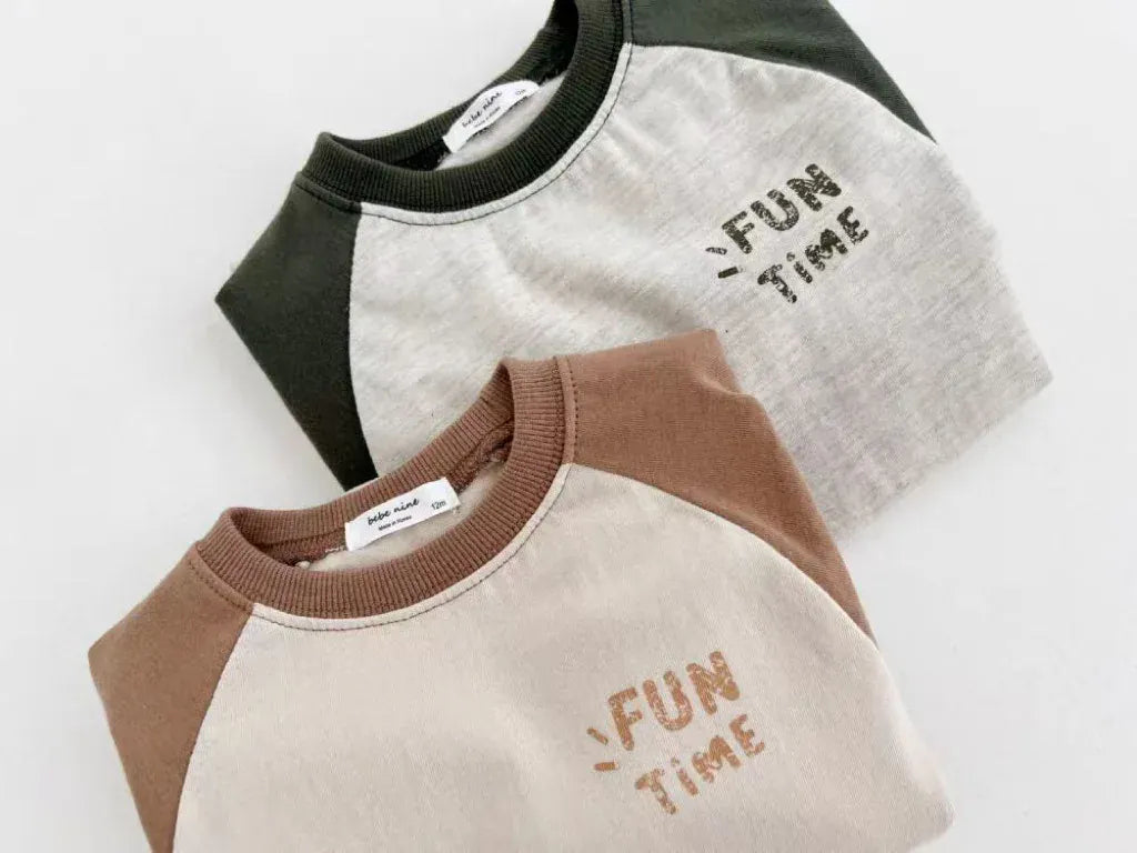 ラグラン長袖ジャンプスーツ2点、配色切替と「FUN TIME」フロントロゴプリント