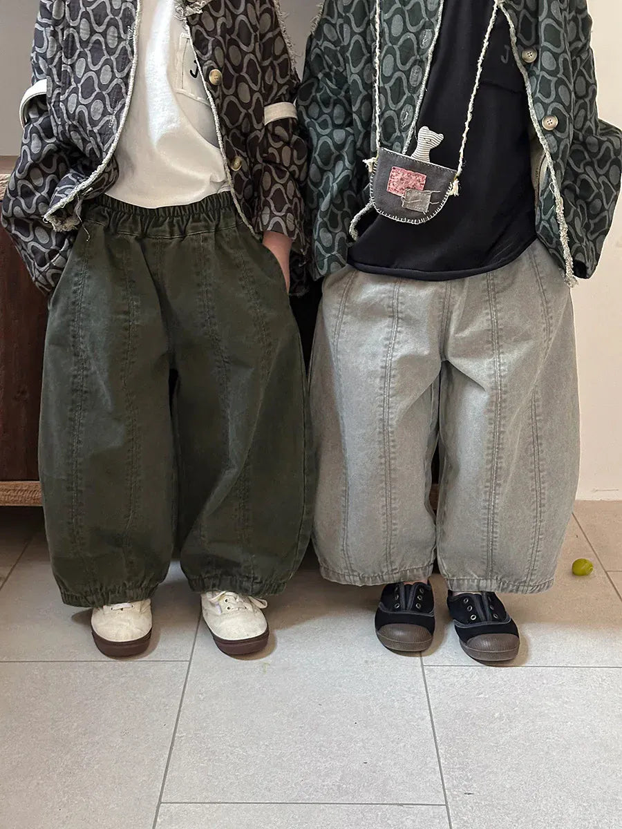 キッズ用ルーズロングパンツ、カーキとグレーの2色(ロング丈のシルエット)