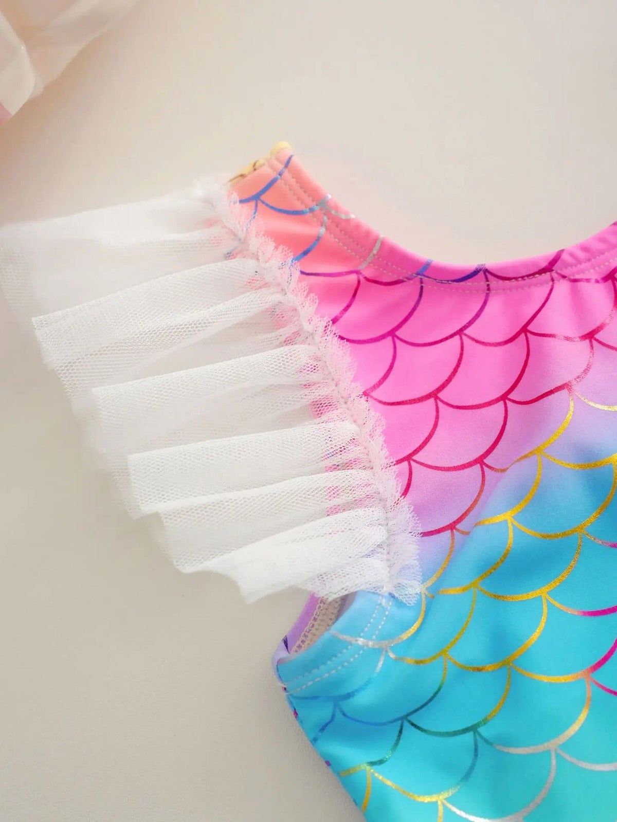 人魚姫風キッズ水着 うろこ柄の肩フリルとチュールの重なり