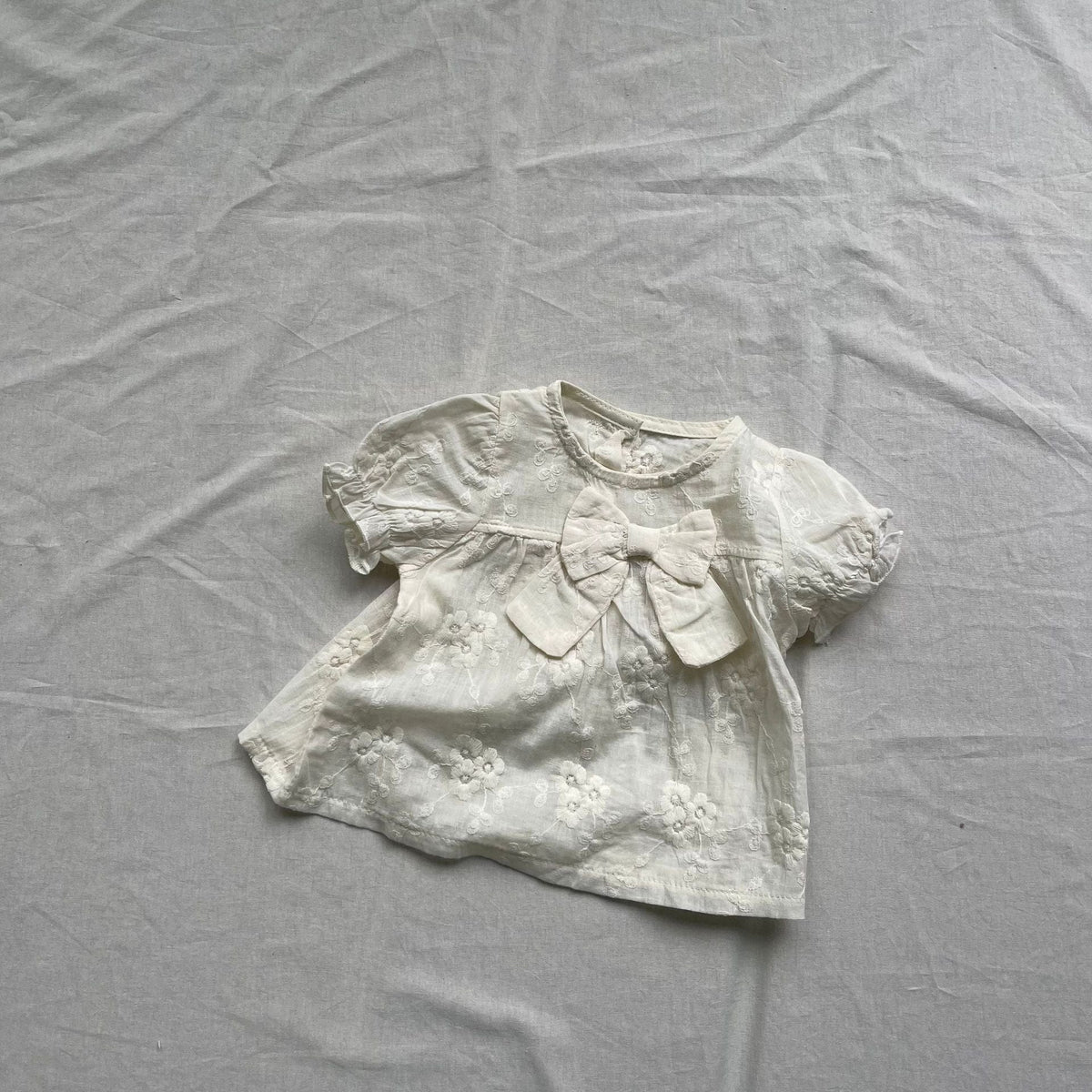 生成り系半袖ブラウス、フリル襟のリボンとレース花柄風刺繍