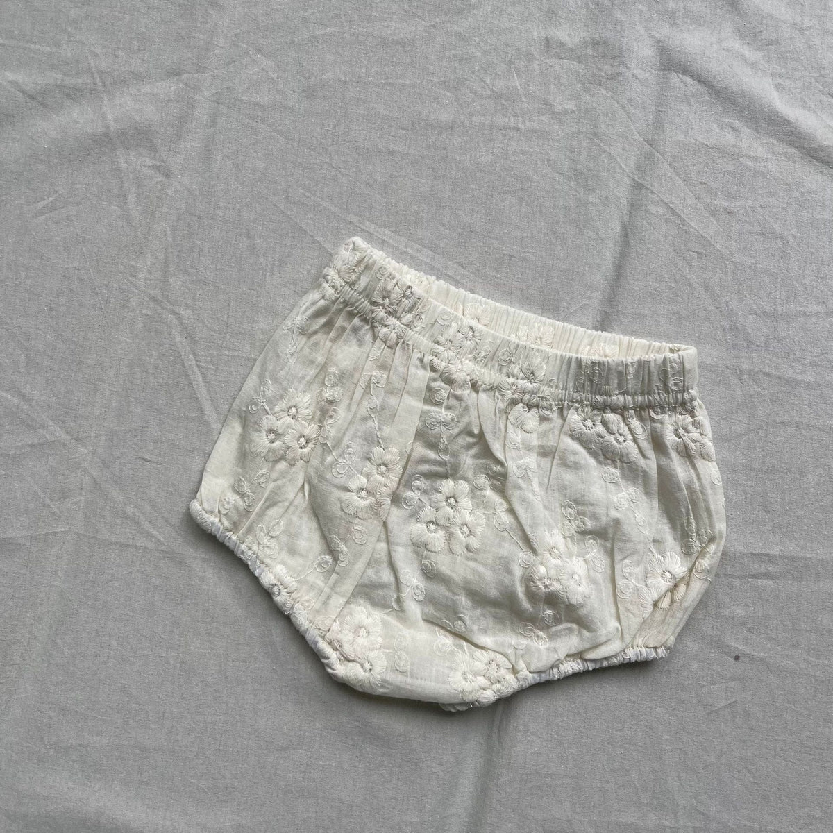 生成り系ブルマパンツ、総レース刺繍とゴムウエスト、フリル裾