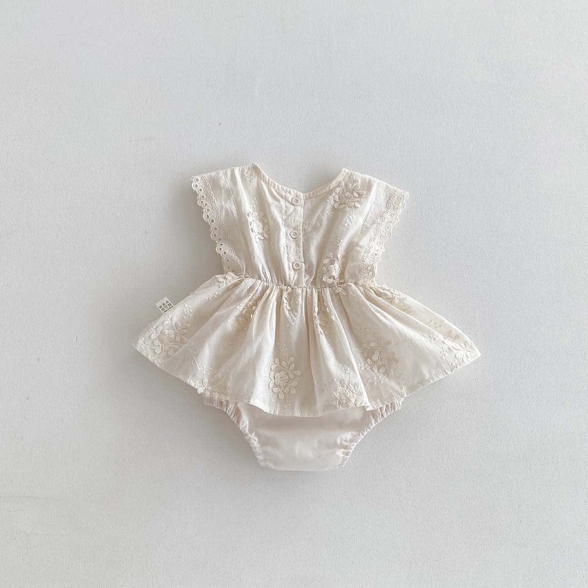 フラワー刺繍のノースリーブロンパース(白)前開きボタン、レース装飾