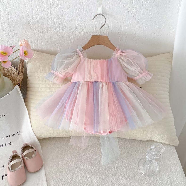 ピンク系チュールのパフスリーブ付きドレス風ロンパース