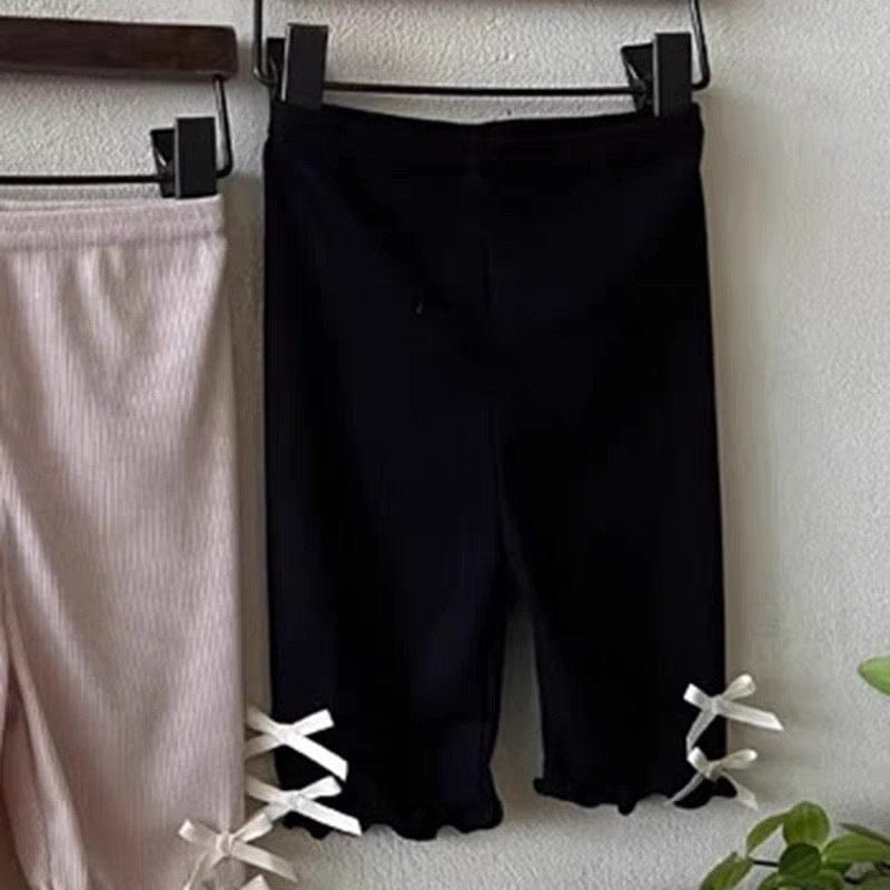 ショートレギンスパンツ、黒とオフホワイトの裾サイドリボン結び付き