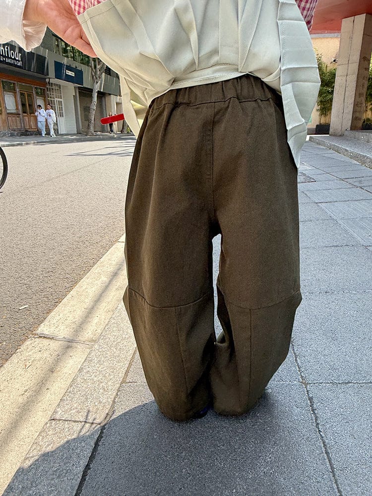 背面のダークグリーンワイドロングパンツ、淡いミントのプリーツスカート重ね