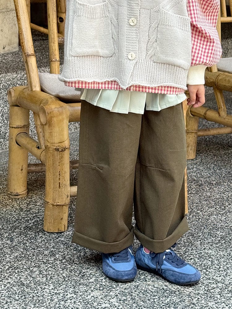 ダークグリーンのワイドロングパンツにプリーツスカートを重ねたセット
