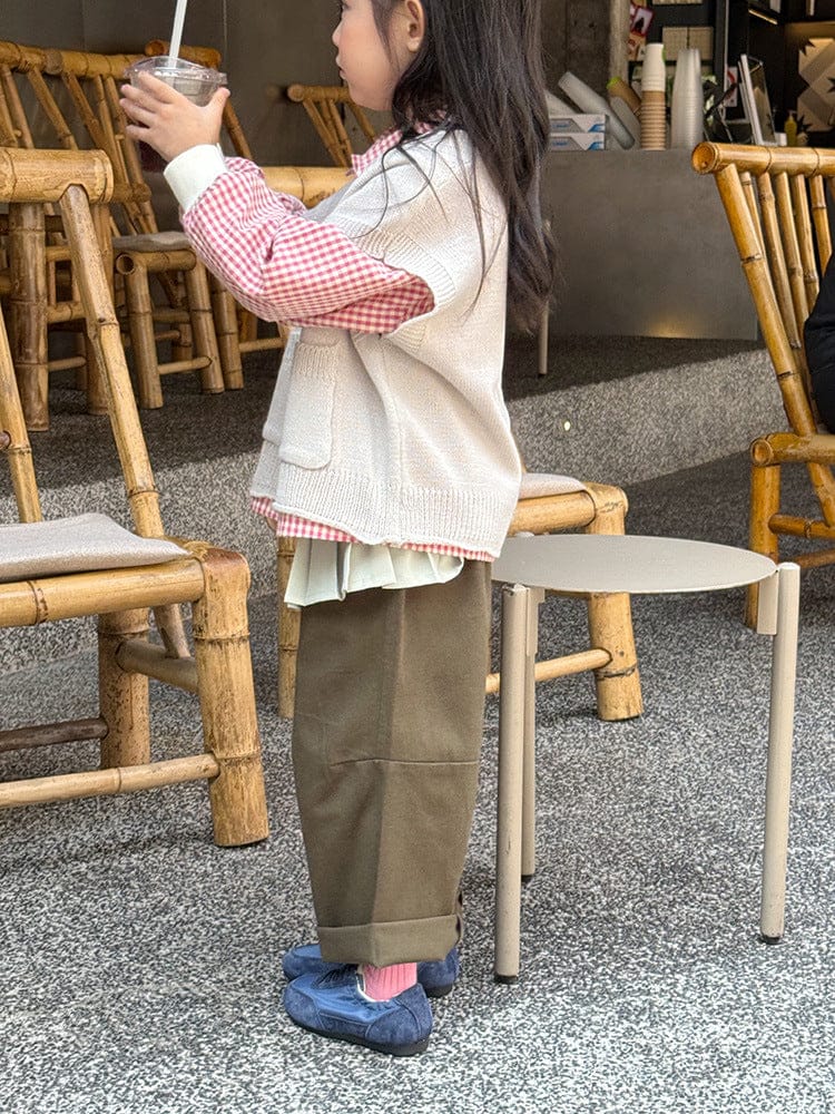 アーミーグリーンのワイドロングパンツ&プリーツセットアップ(横向き)