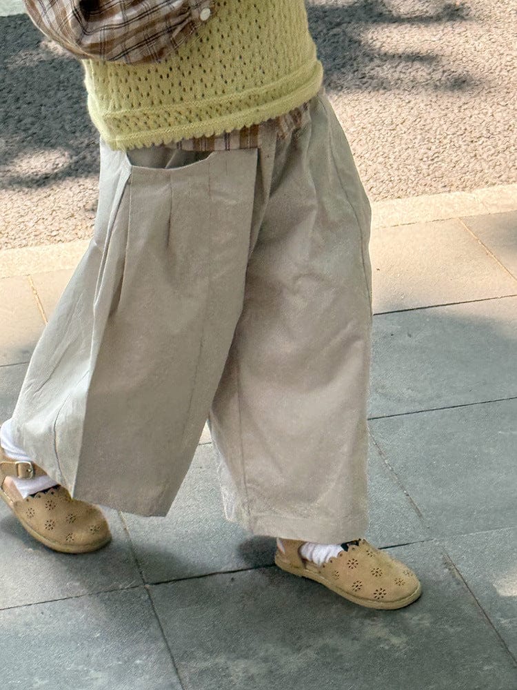 ベージュ系コクーンパンツ、前面の立体的な折り目とゆるいテーパード
