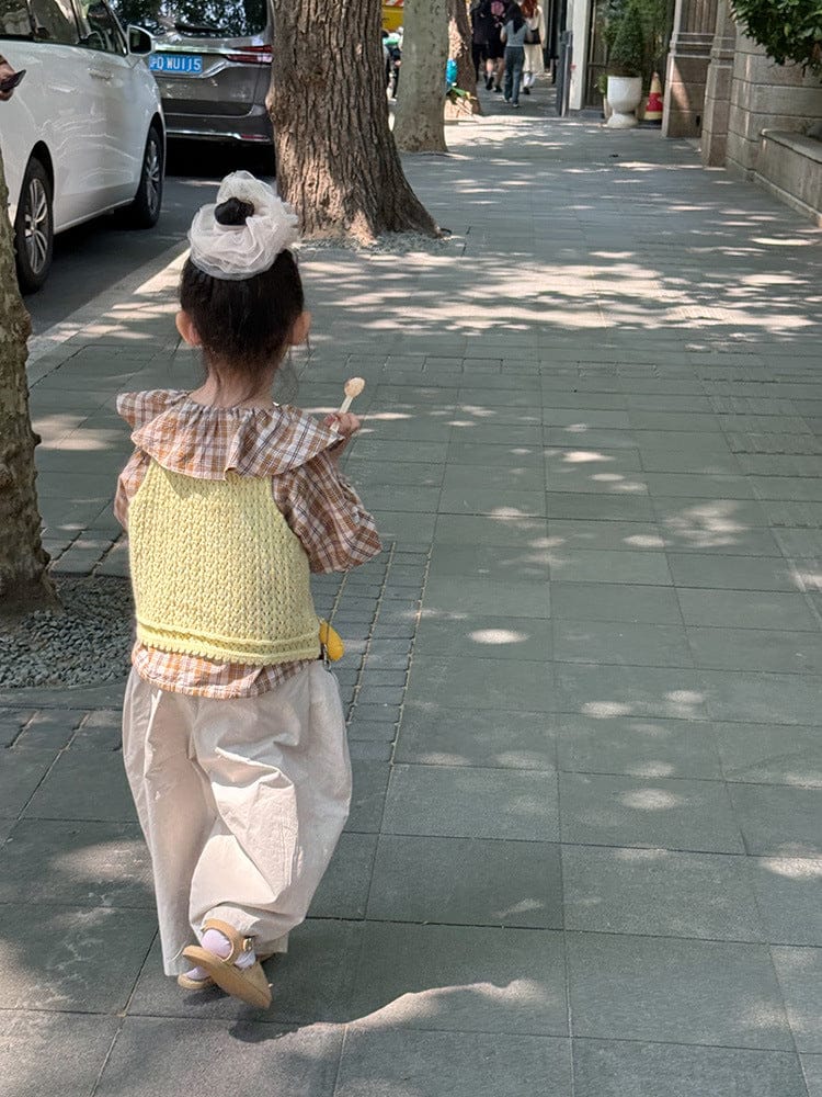 ベージュ系コクーンパンツ、後ろ向きで分かる裾広がりのゆったりシルエット