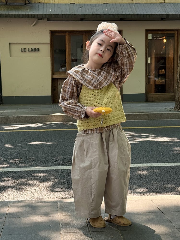 ベージュ系コクーンパンツ、くしゅっとしたウエストと落ち感のあるロング丈