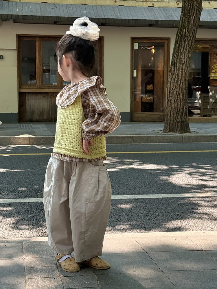 ベージュ系コクーンパンツ、後ろ姿で見えるゆとりのある立体シルエット