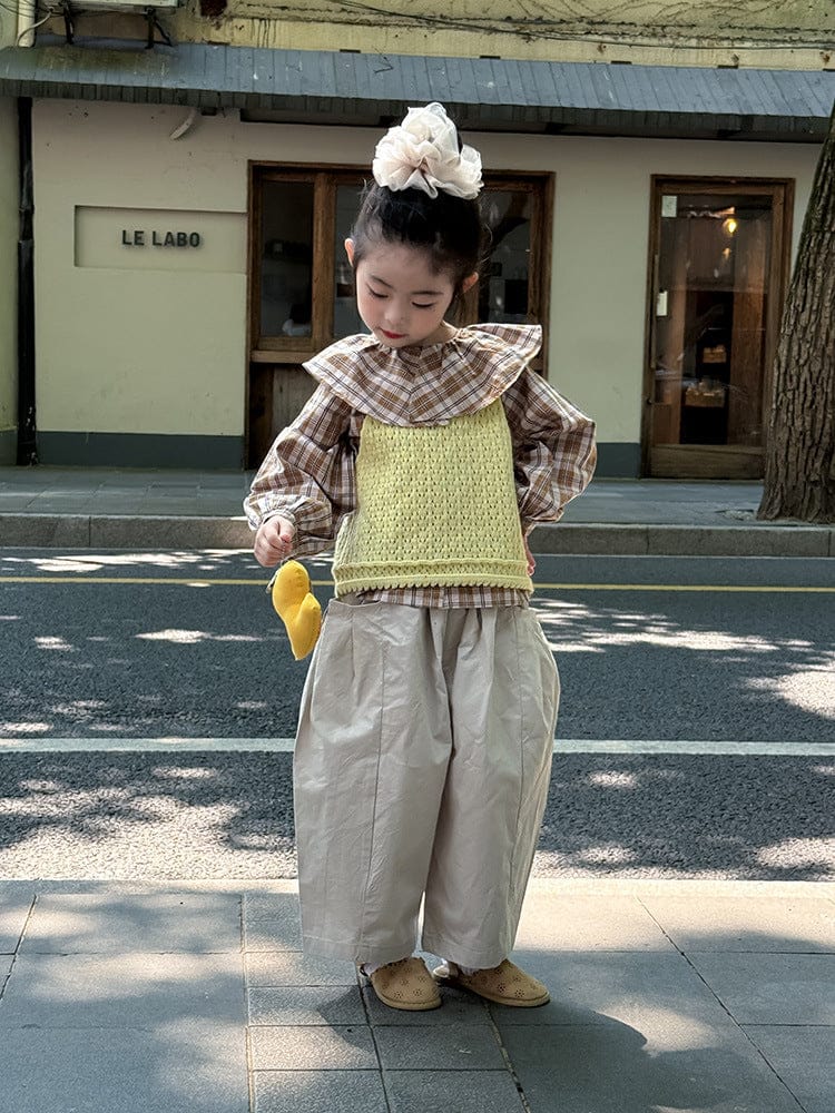 ベージュ系コクーンパンツ、ウエストギャザーとゆったりしたワイドなシルエット