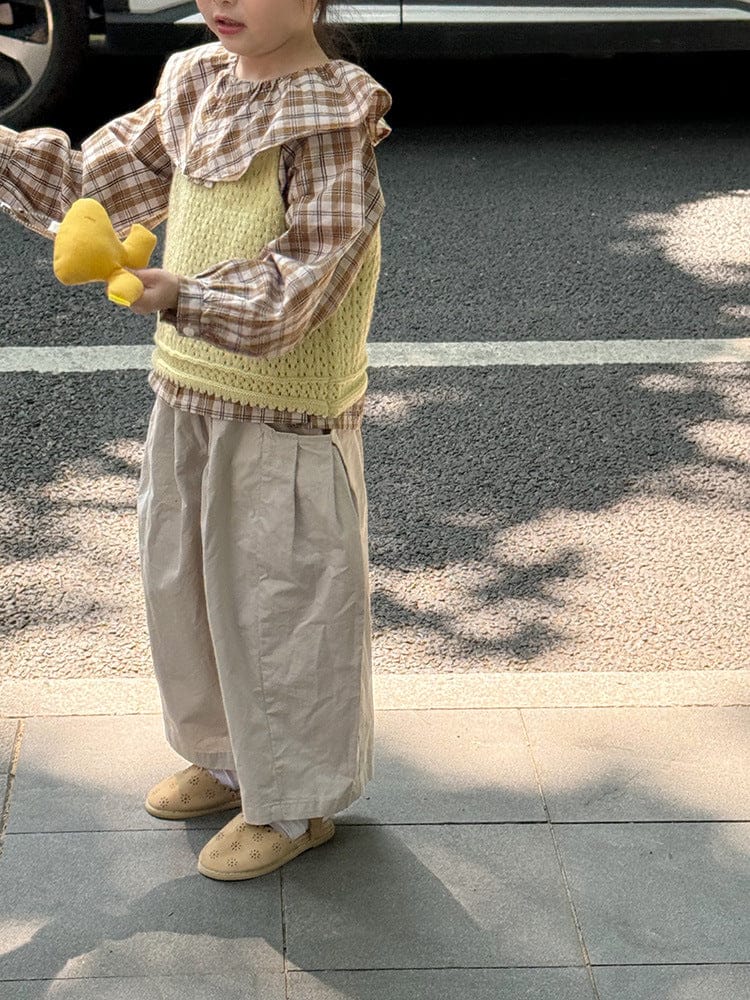 生成り色のコクーンパンツ、前面が見えるゆったりしたワイドシルエット
