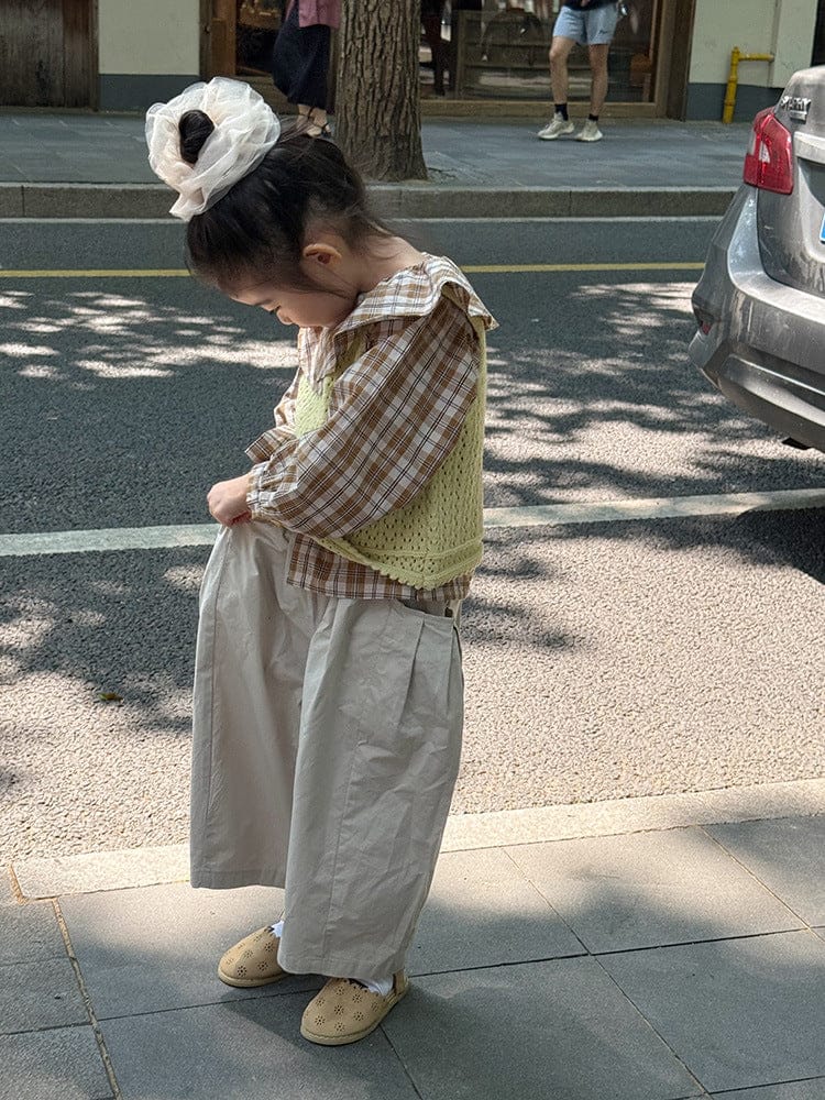 生成り色のコクーンパンツ、ゆったり幅のあるシルエット