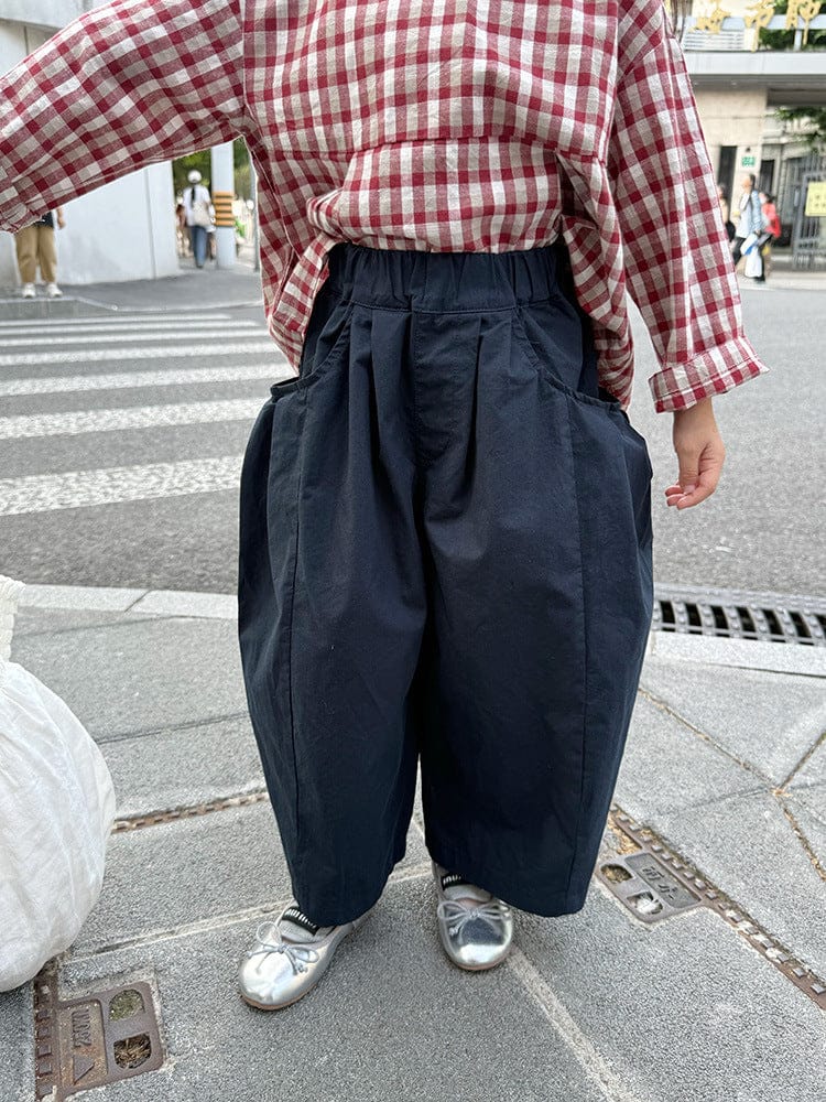 紺色のコクーンパンツ、サイド寄りの撮影でゆったりしたシルエット