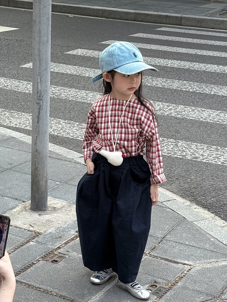 紺色のコクーンパンツ、ゆったりしたシルエットで前面ギャザーが見える