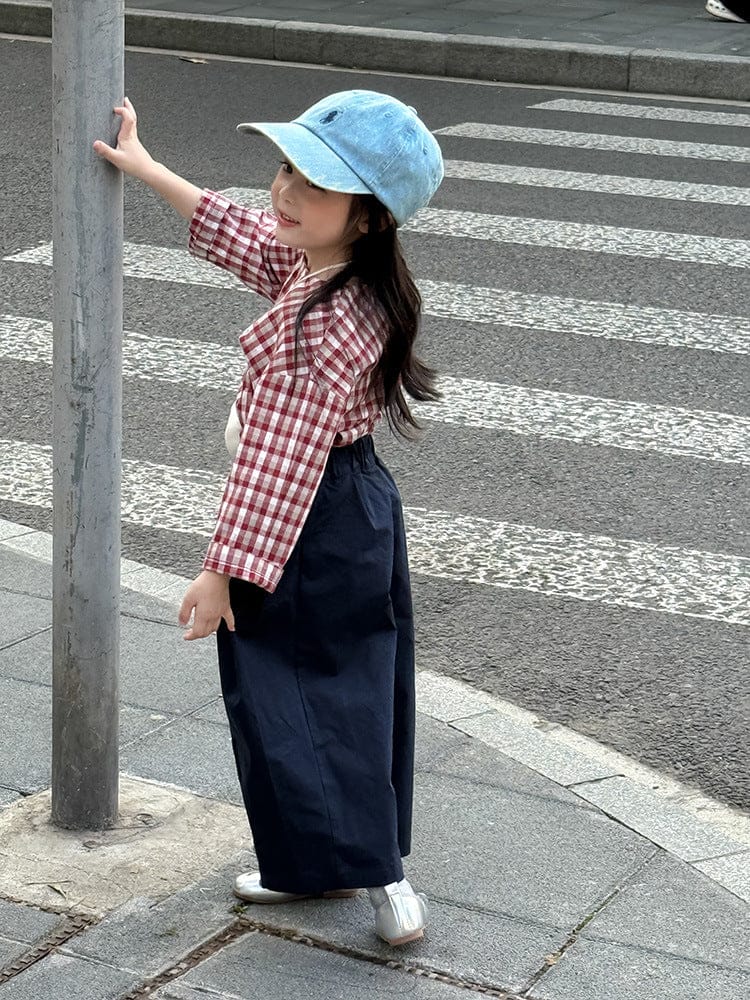 紺色のコクーンパンツ、落ち感のあるワイドシルエットとウエストギャザー