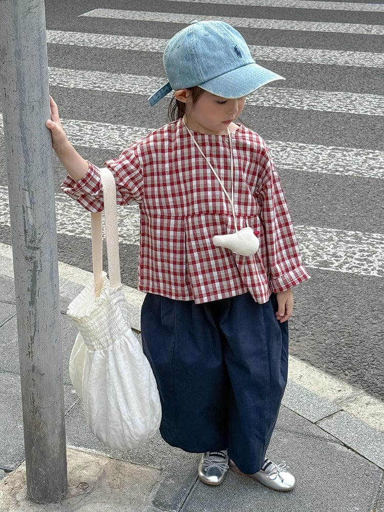 紺色のコクーンパンツ、ゆったりしたシルエットでフロントにギャザー