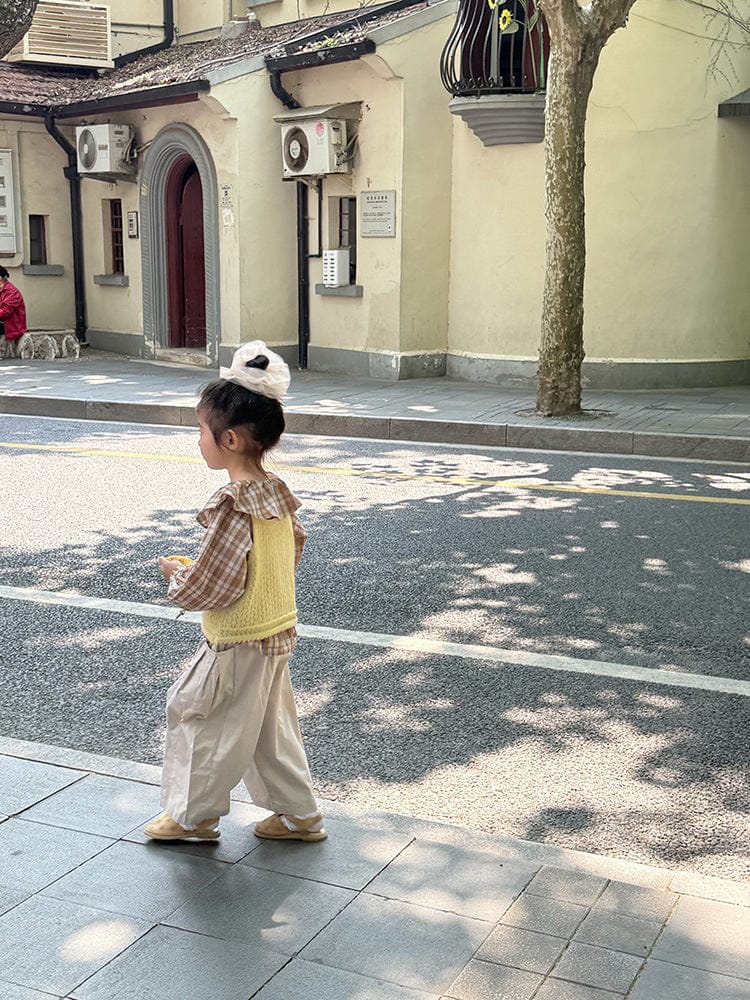 ライトベージュのゆったりテーパードパンツ、コクーン風の丸みシルエット