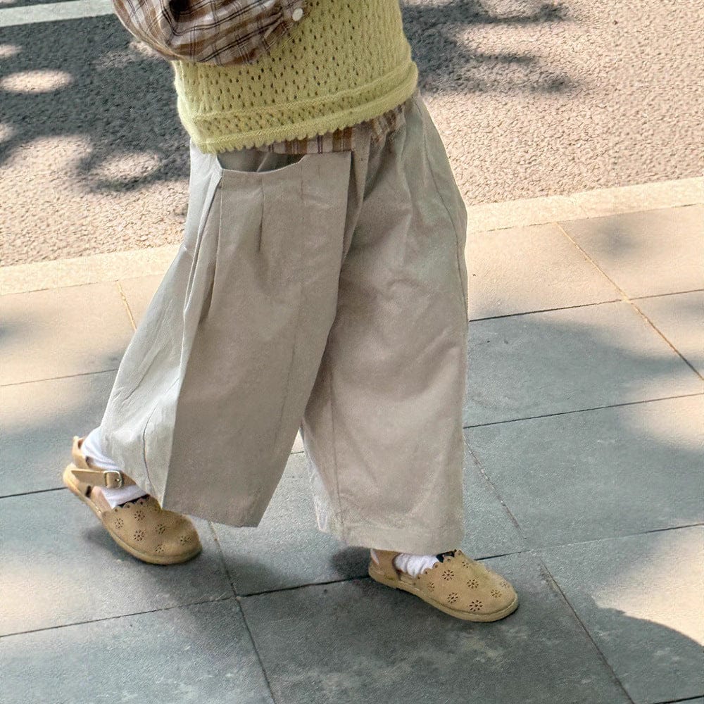 ライトベージュのゆったりコクーン風テーパードパンツ、柔らかな生地感のゆるシルエット