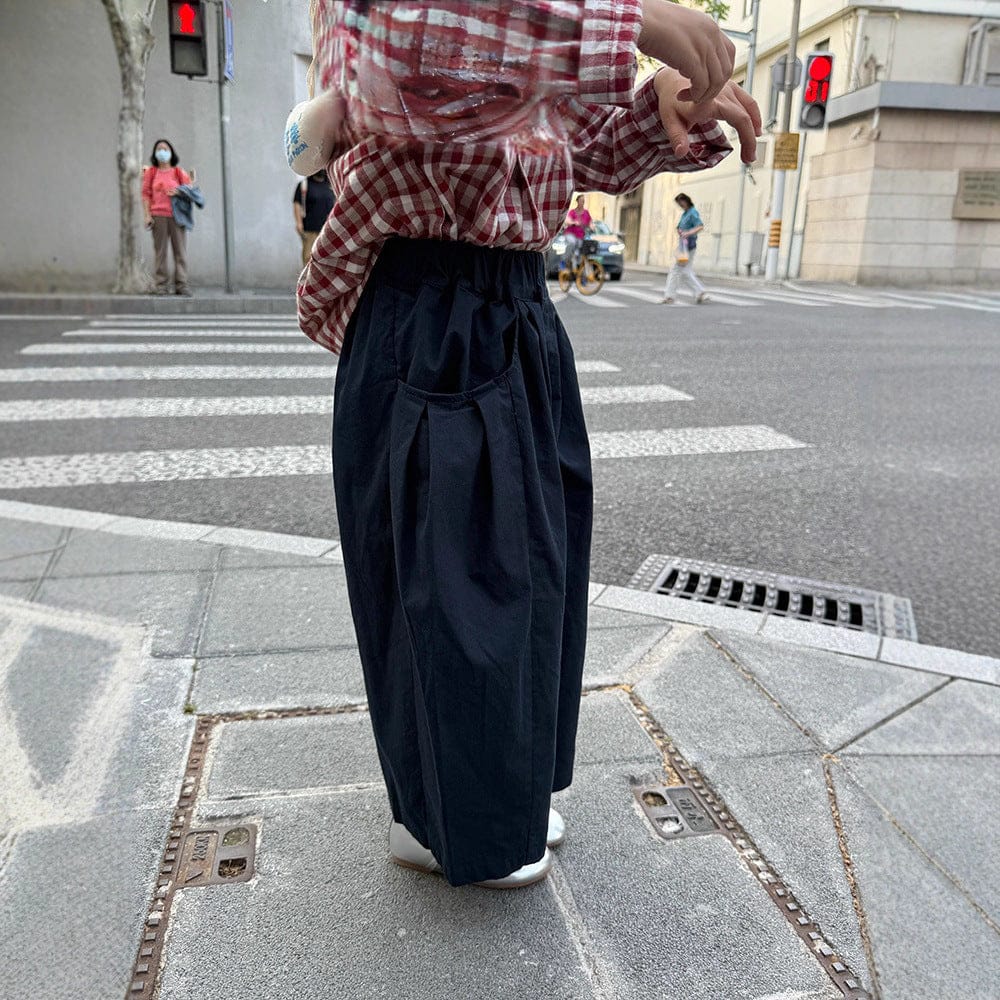 ネイビーのゆったりコクーン風テーパードパンツ、フロントのタックと丸みのある形