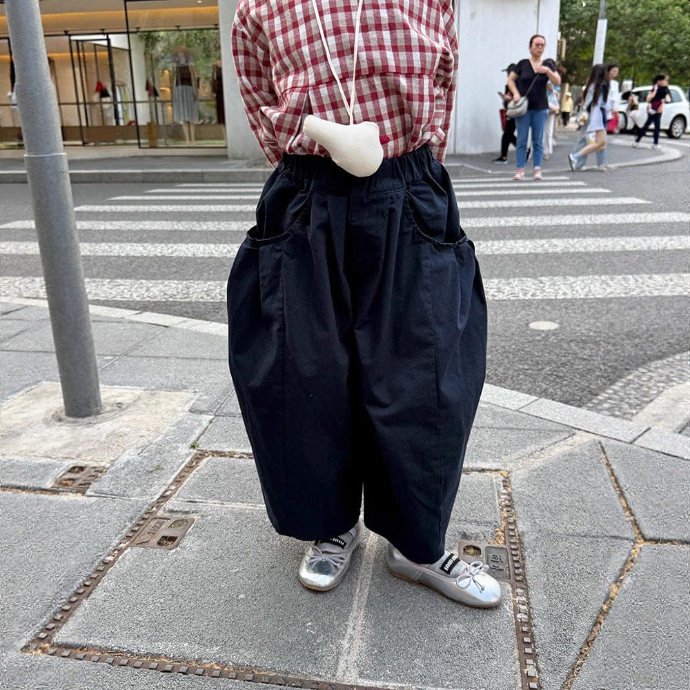 ネイビーのゆったりテーパードパンツ、ドローストリング風のウエストと立体シルエット