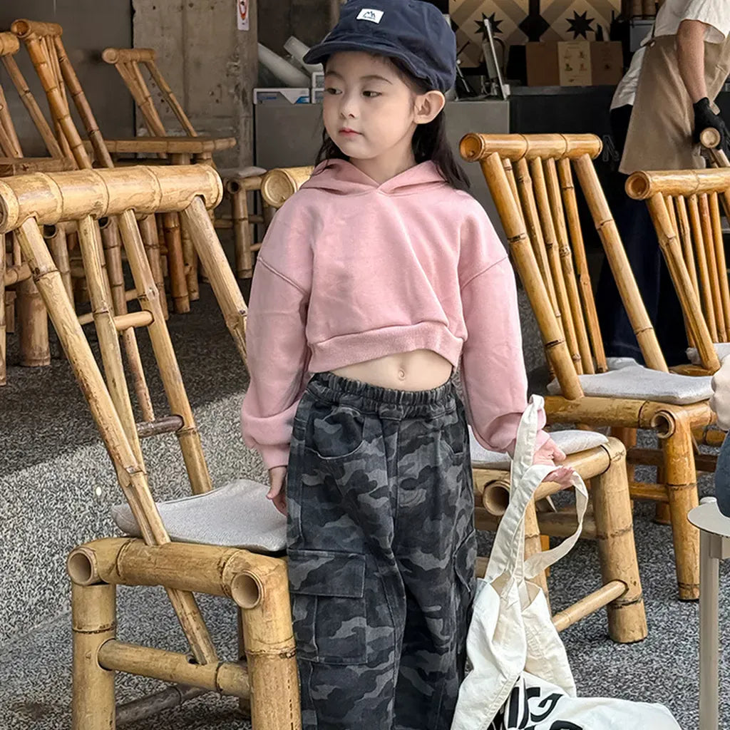 カモフラージュ柄ワイドカーゴパンツ。前面のポケットと広がる裾周り