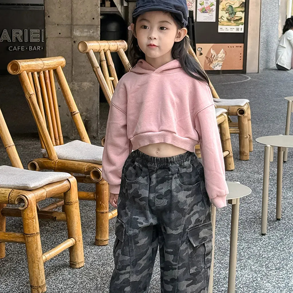 カモフラージュ柄ワイドカーゴパンツ。ウエストゴムのギャザーとカーゴポケット