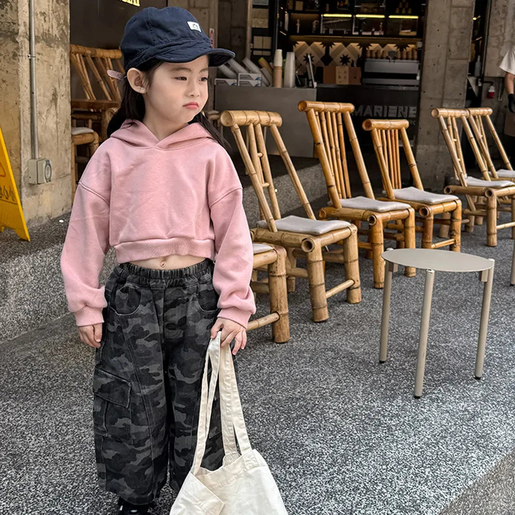 カモフラージュ柄ワイドカーゴパンツ。前面カーゴポケットとルーズなシルエット