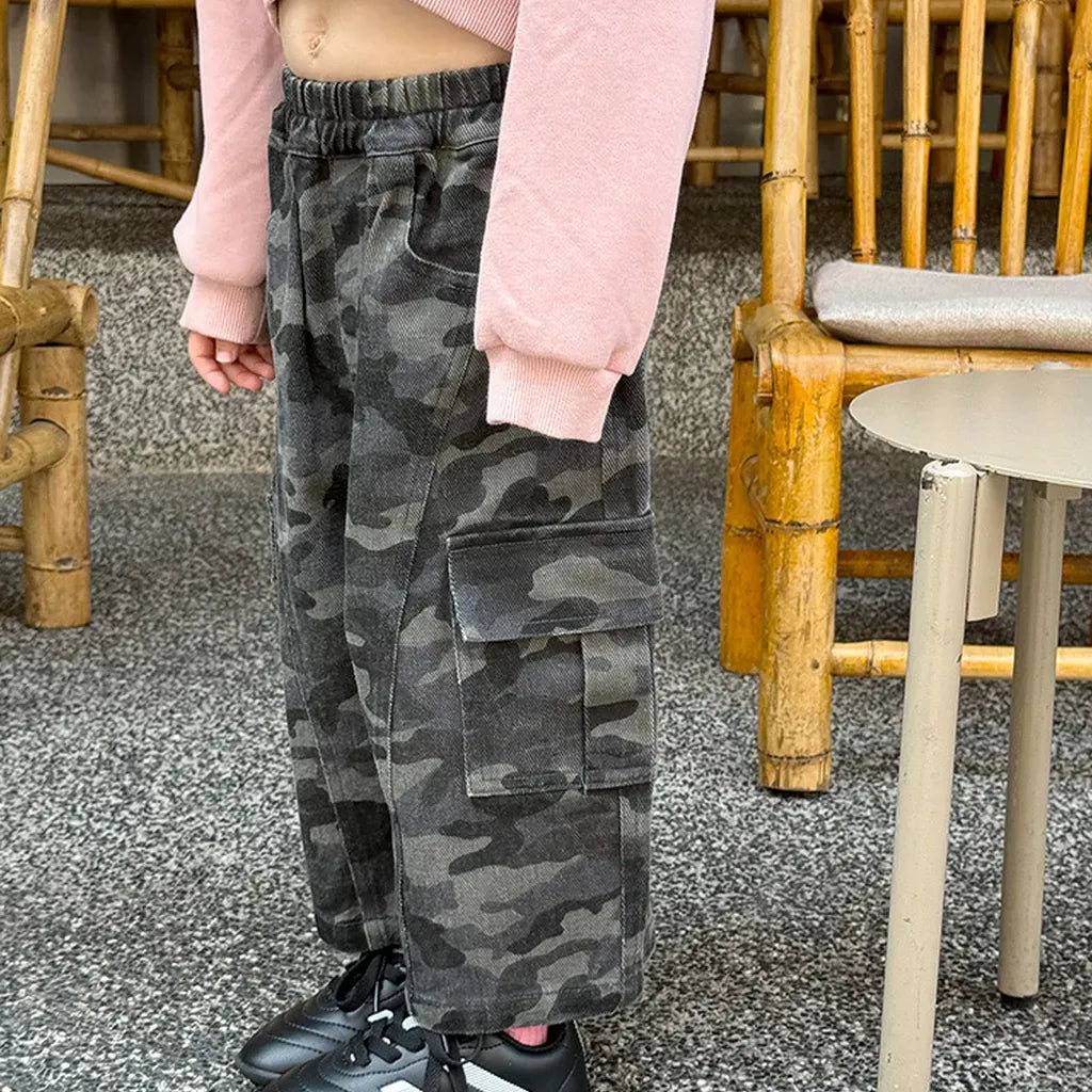 カモフラージュ柄ワイドカーゴパンツ。ウエストゴムとサイドポケット