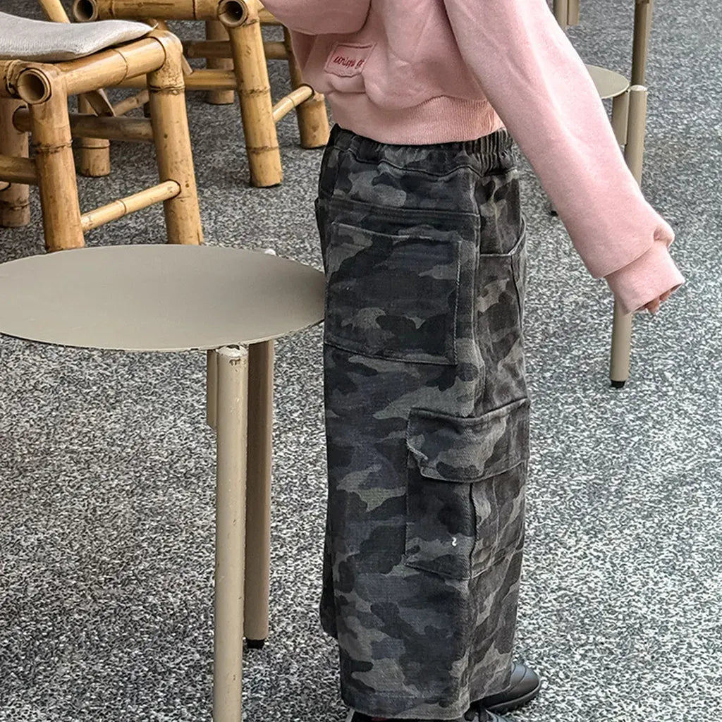カモフラージュ柄ワイドカーゴパンツ。後ろ側のカーゴポケットと縫い目