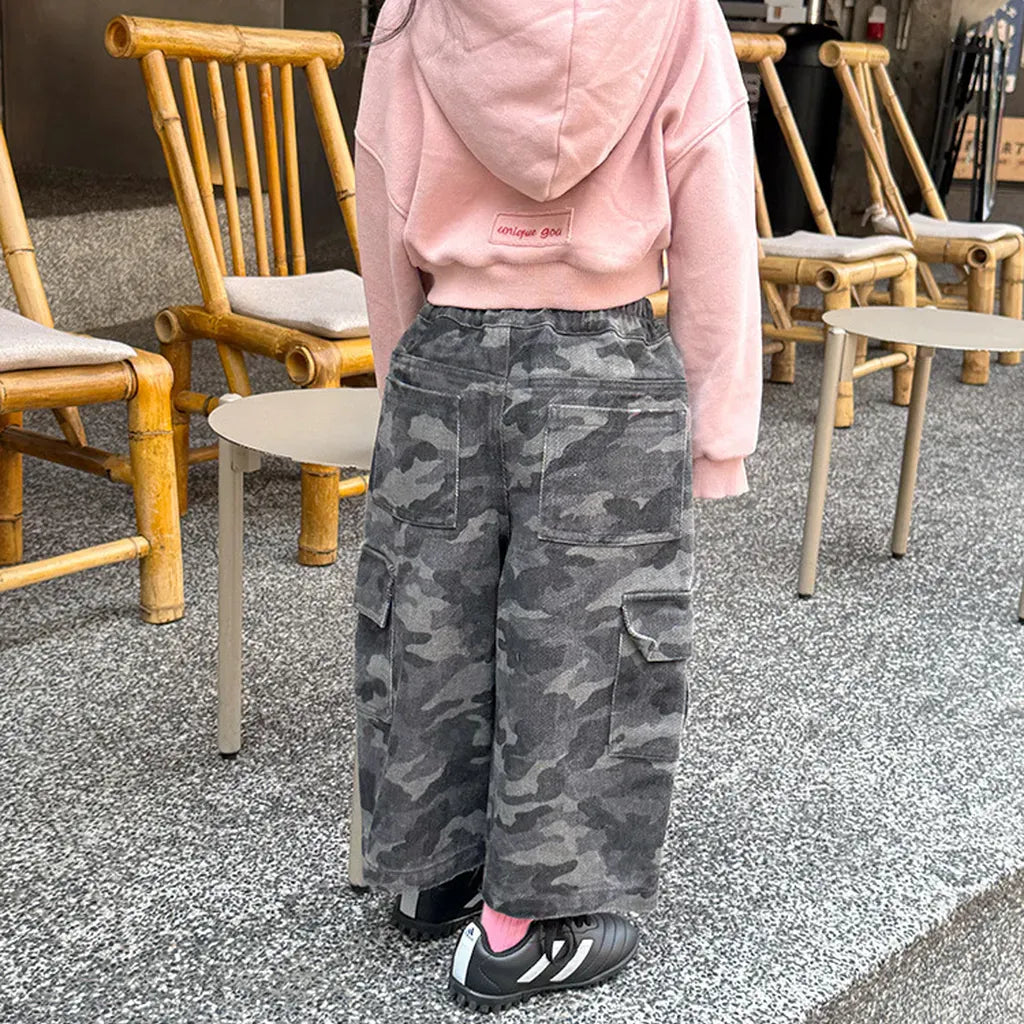 カモフラージュ柄ワイドカーゴパンツ。サイドのカーゴポケットが見える