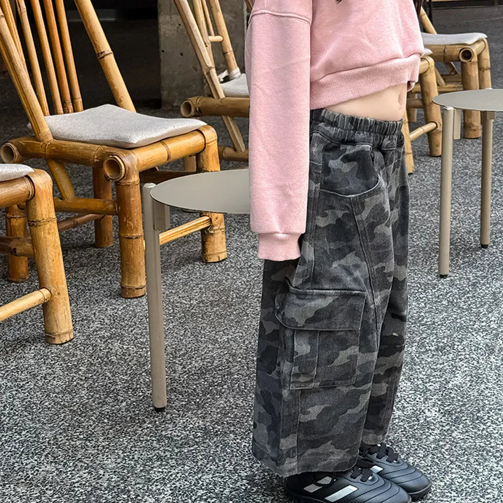 カモフラージュ柄のワイドカーゴパンツ。フロントにカーゴポケット付き