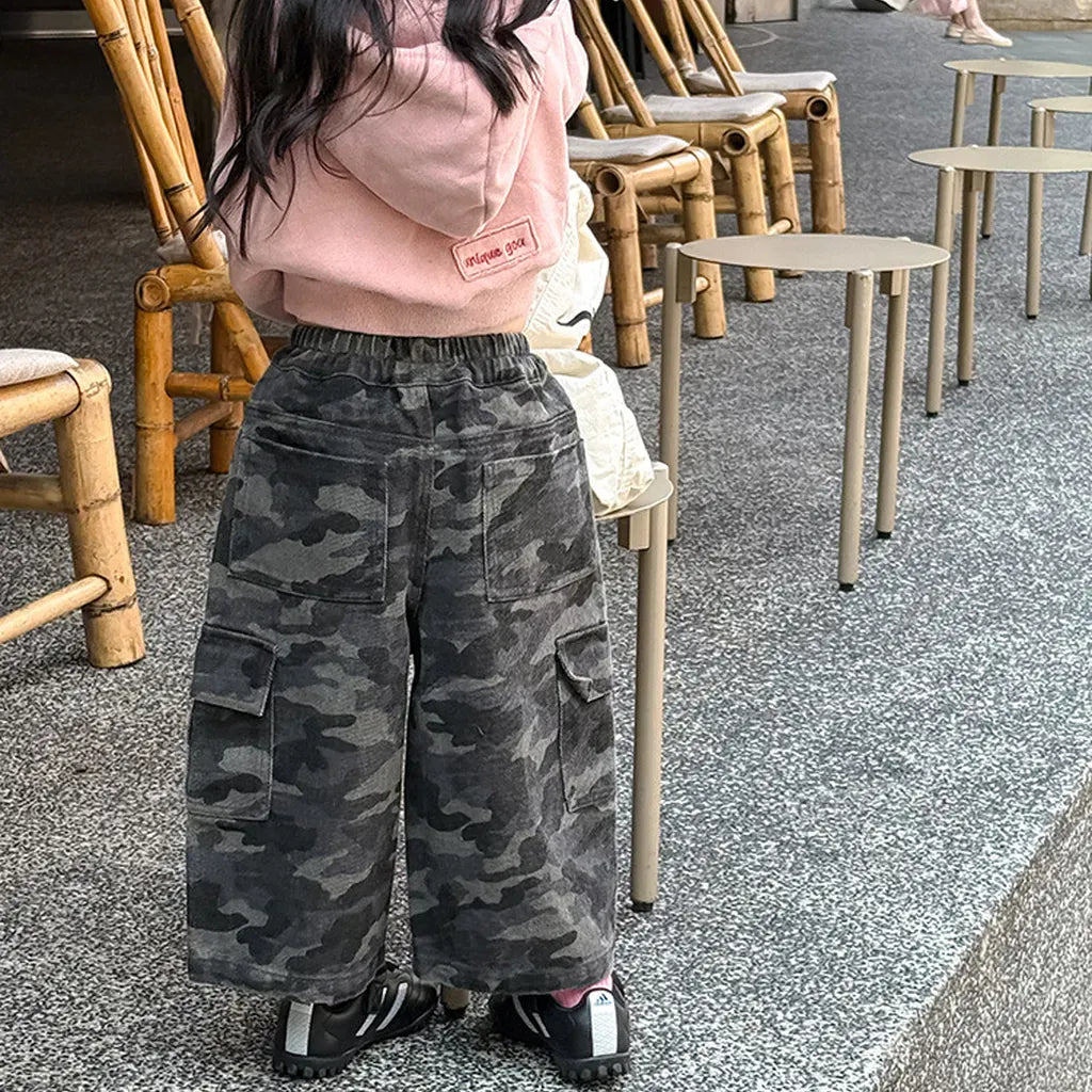 カモフラージュ柄のワイドカーゴパンツ、フロントのフラップポケット付き