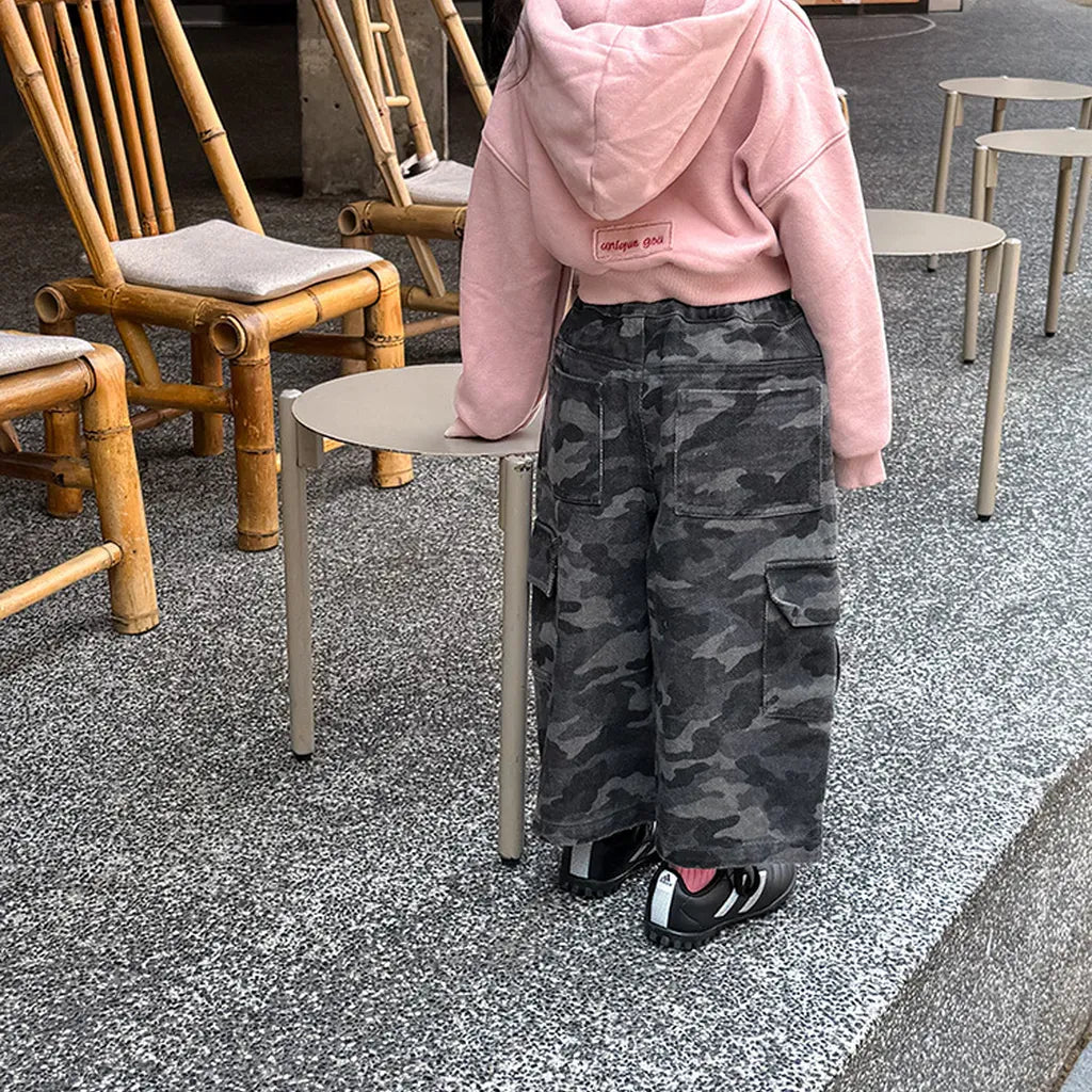 カモフラージュ柄のワイドカーゴパンツ、フロントカーゴポケットとウエストゴム