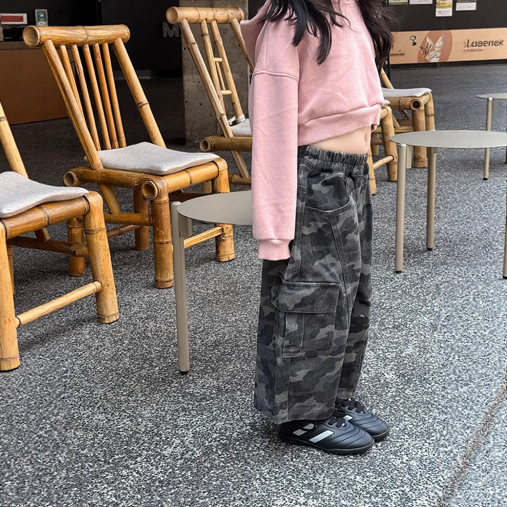 カモフラージュ柄のワイドカーゴパンツ、ゆったりシルエットのカーゴ風
