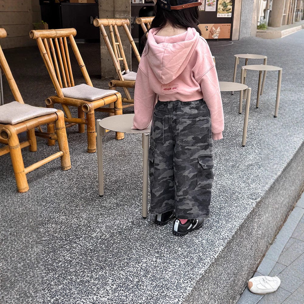 カモフラージュ柄のワイドカーゴパンツ、後ろにもフラップポケット