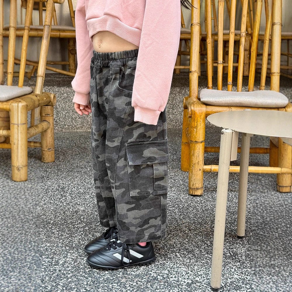 カモフラージュ柄のワイドカーゴパンツ、サイドにフラップポケット