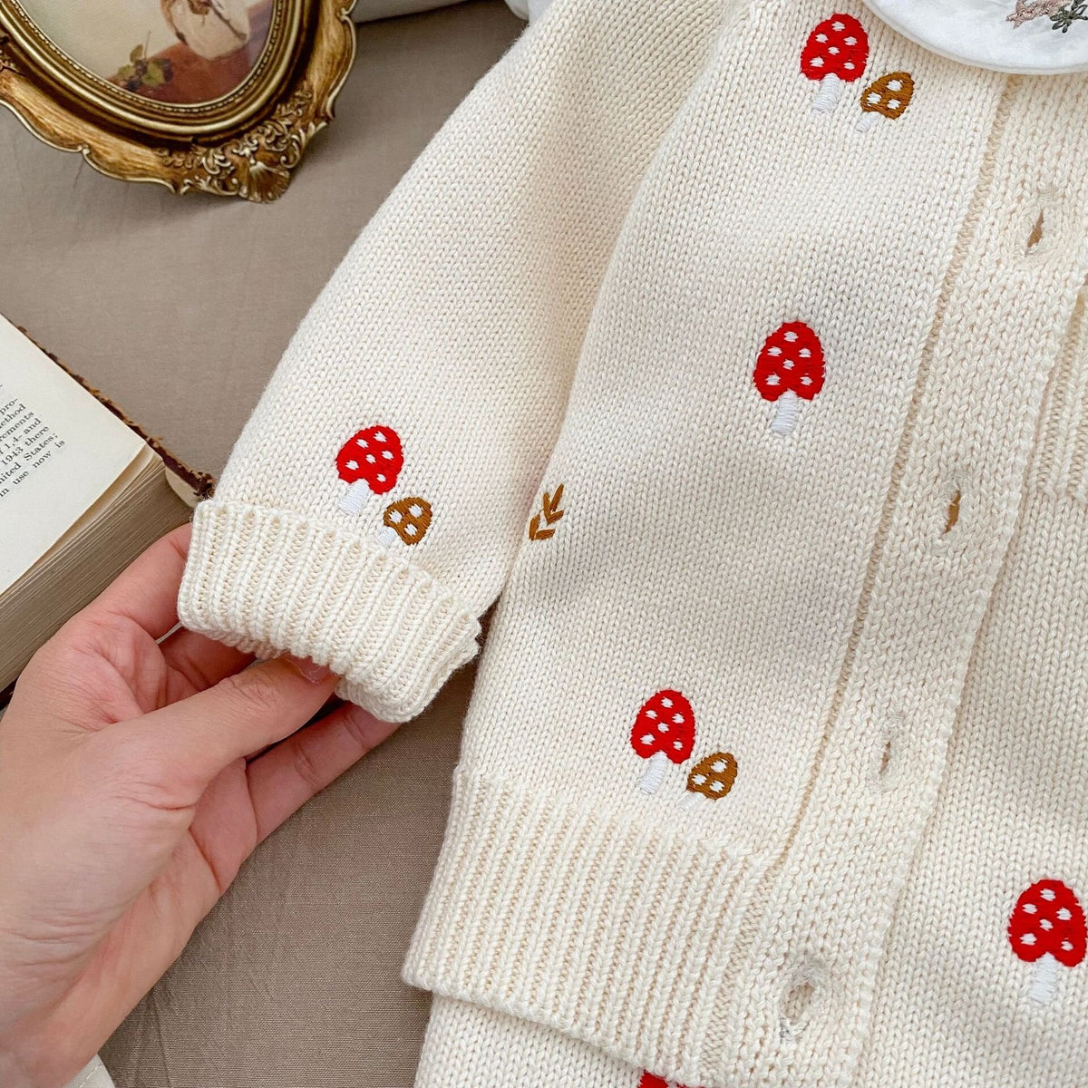 きのこ刺繍ニットカーディガン(袖口・リブ) クリーム系、赤いきのこ柄