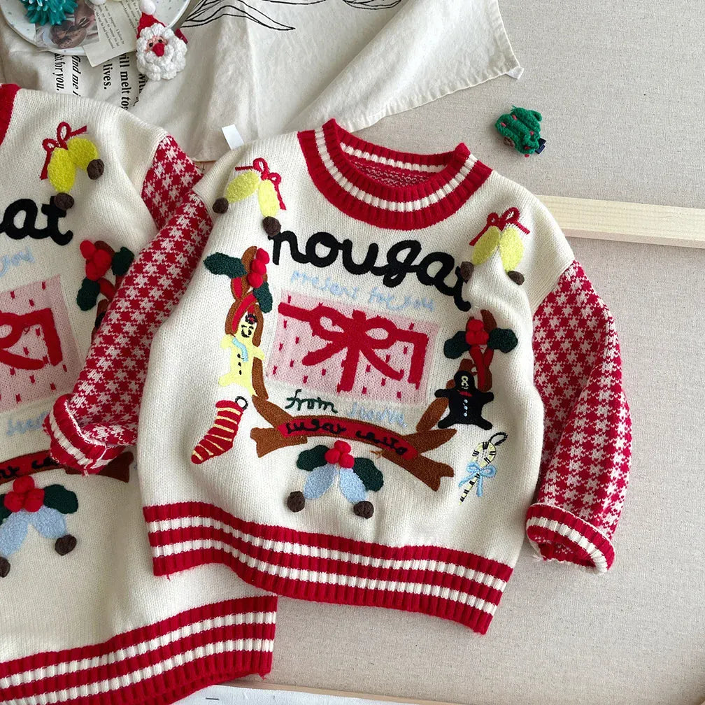 キッズ用ニットセーター 白地×赤のチェック袖、クリスマス刺繍モチーフの前身頃