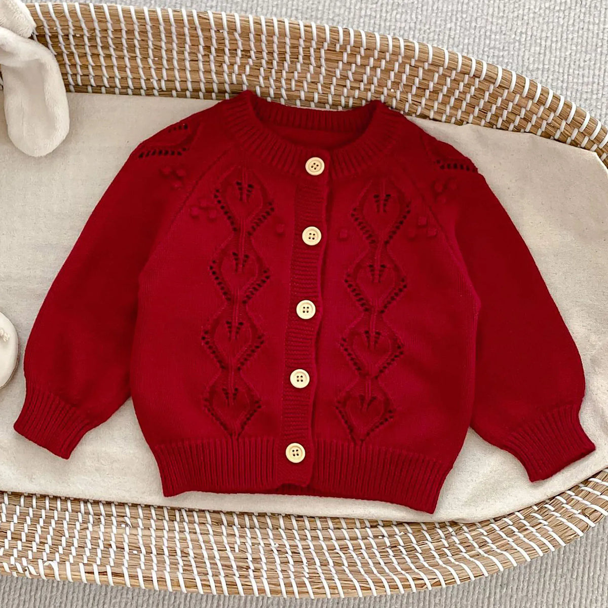 ベビーニットカーディガン(赤)、前開きボタンと模様編み