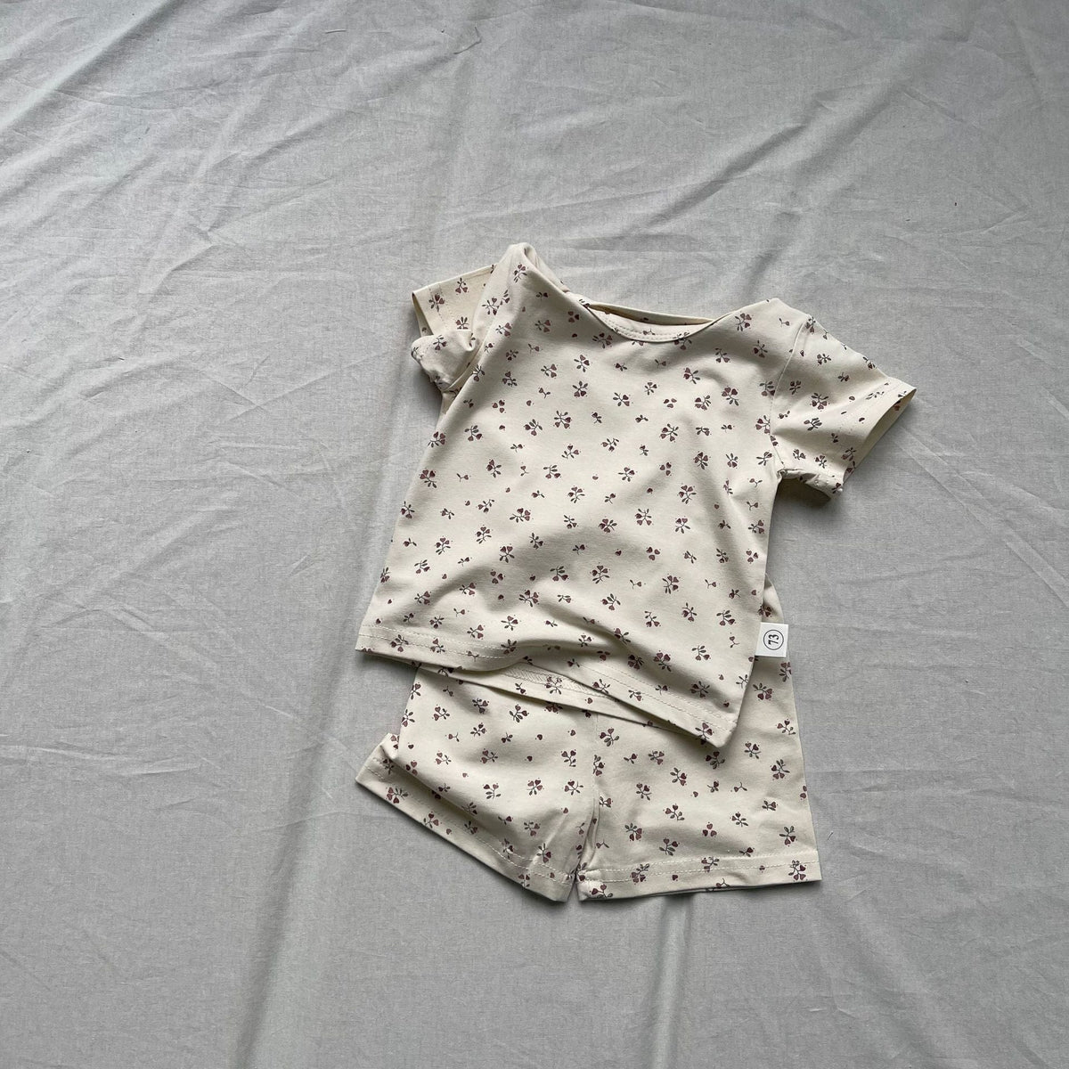 ベビー用半袖Tシャツ+ショートパンツ2点セット、白地の小花柄プリント