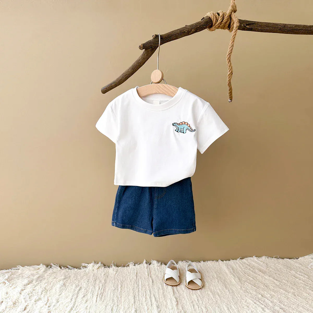 恐竜刺繍入り白Tシャツと青デニムショートパンツのベビー2点セット
