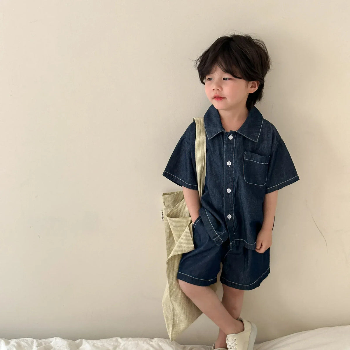 デニムの半袖シャツ風ショートパンツ、前ボタンと胸ポケット