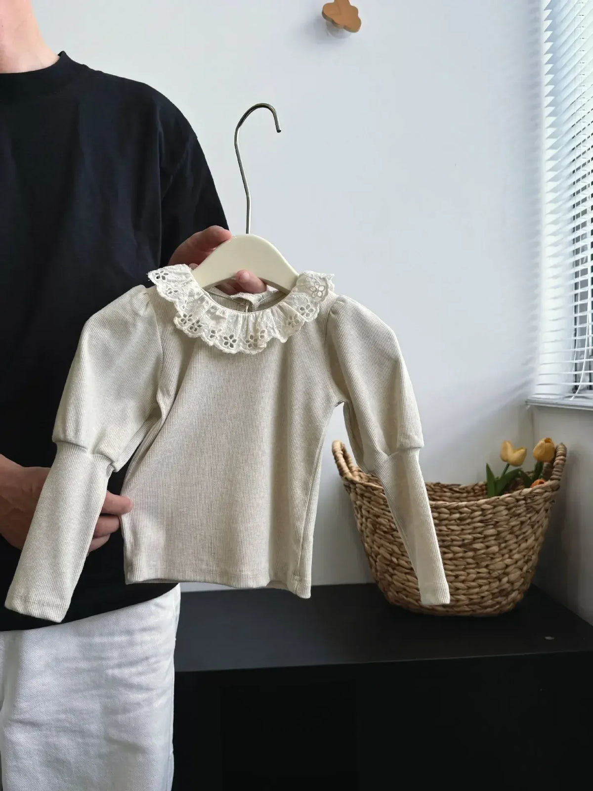 ベージュのベビー長袖トップス、レースフリル襟付き
