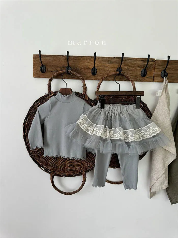 グレー系ベビー服セット、フリル襟の長袖トップとチュールスカート風の組み合わせ